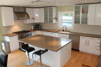 2909 W Clark Ave in Burbank, CA - Building Photo - Building Photo