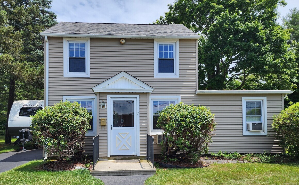7 E Pattagansett Rd in East Lyme, CT - Foto de edificio