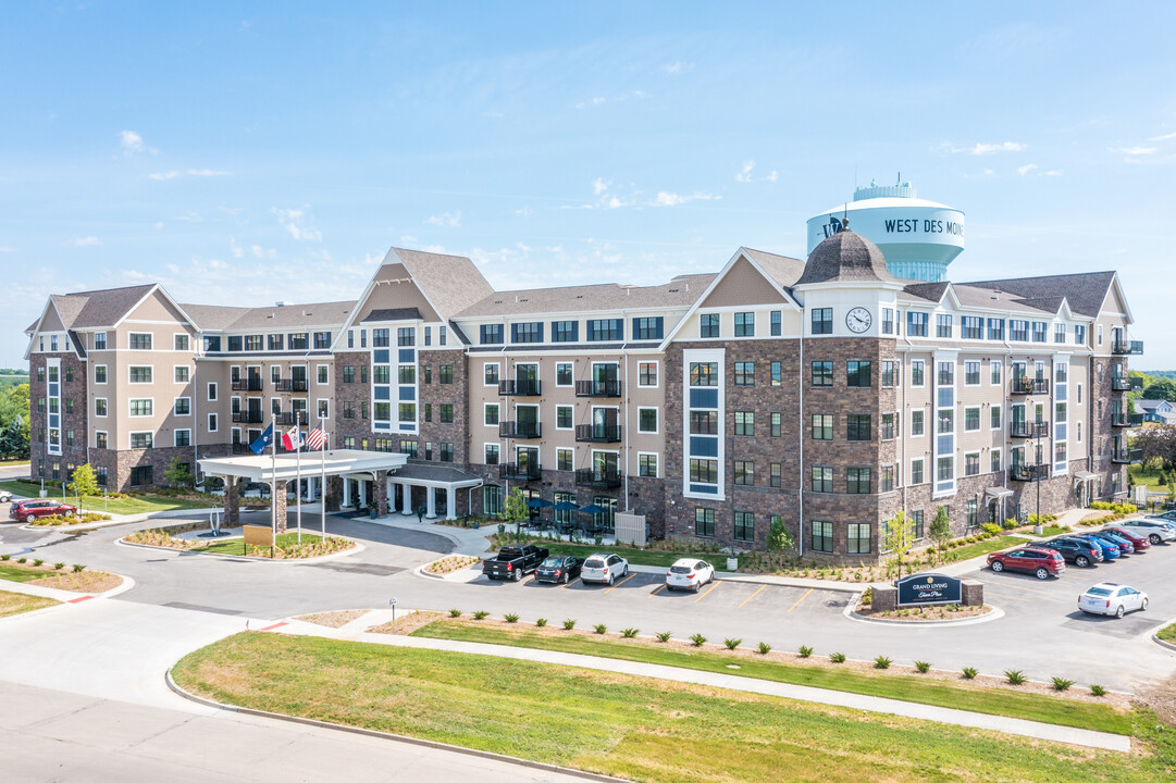 Grand Living at Tower Place in West Des Moines, IA - Building Photo