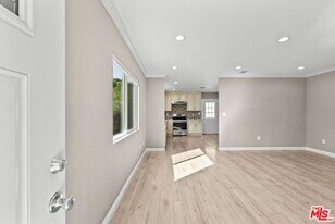 6717 Cedros Ave in Los Angeles, CA - Building Photo