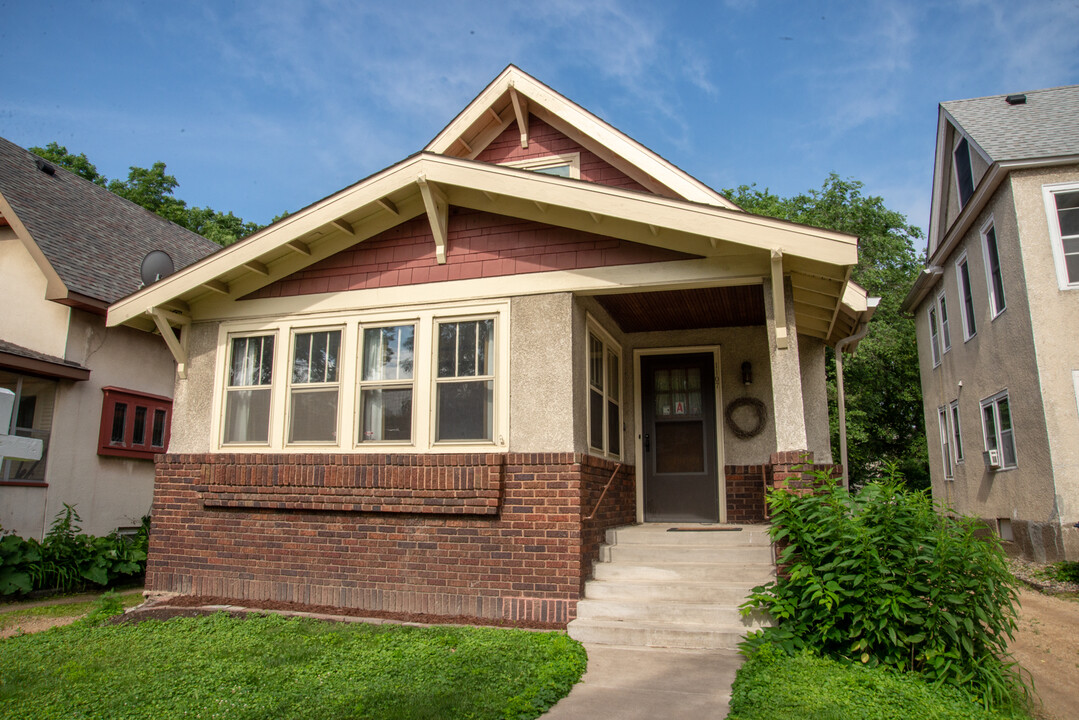 1107 17th Ave SE in Minneapolis, MN - Foto de edificio