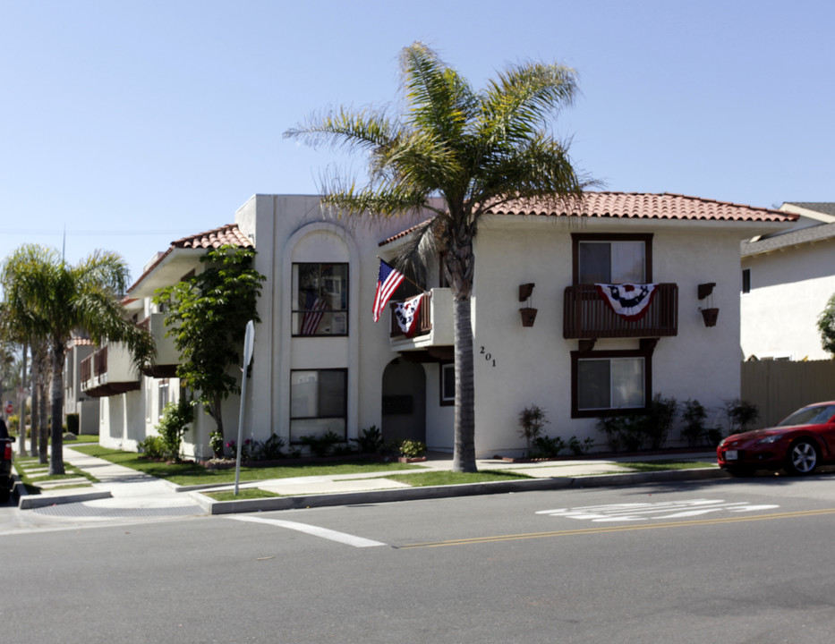 201 16th St in Huntington Beach, CA - Building Photo