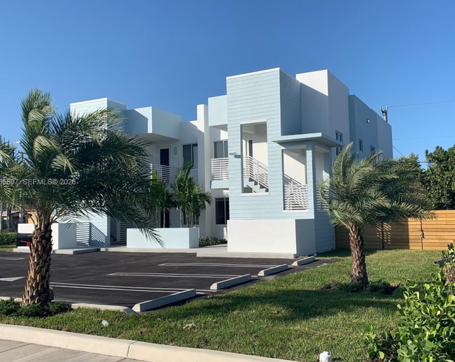803 E 28th St in Hialeah, FL - Foto de edificio - Building Photo
