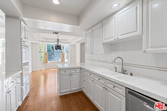 575 S Barrington Ave in Los Angeles, CA - Building Photo - Building Photo