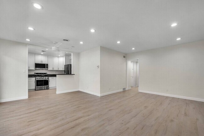1361 Laurel Ave in West Hollywood, CA - Building Photo - Building Photo