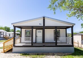 193 Live Oaks St in Medina, TX - Building Photo