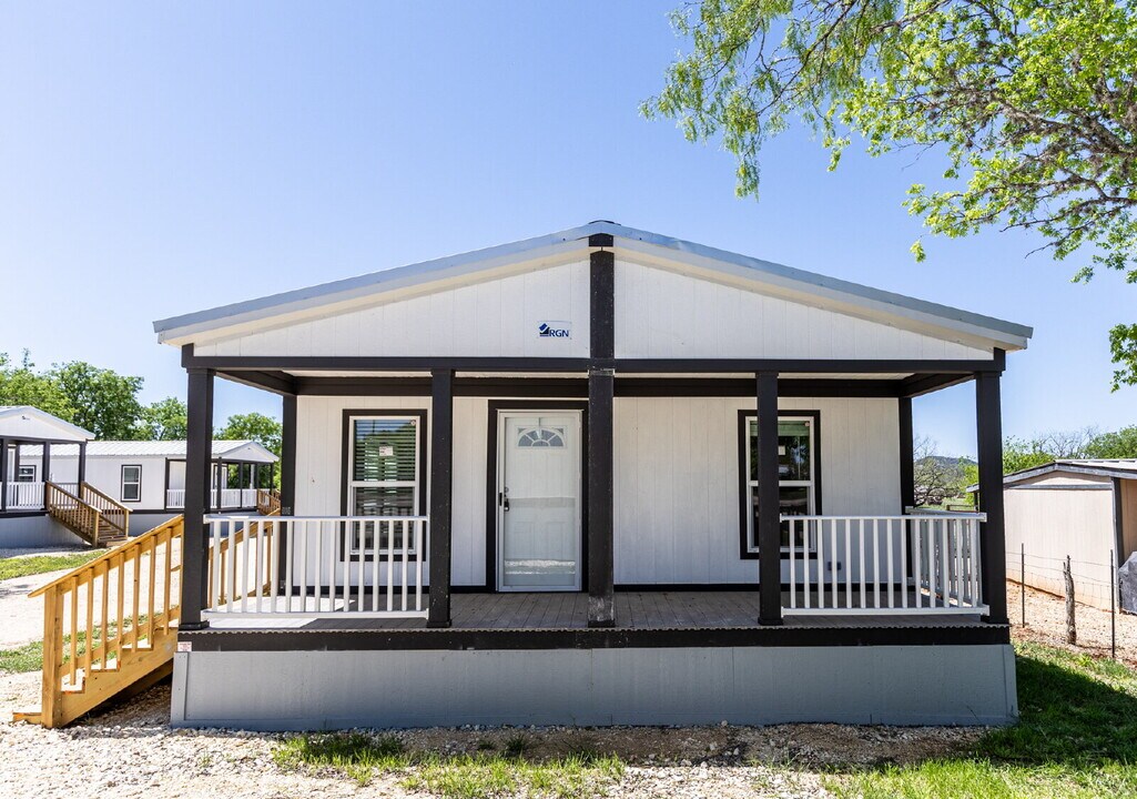 193 Live Oaks St in Medina, TX - Foto de edificio