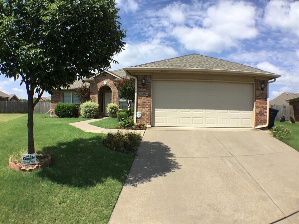 18001 Montoro Way in Edmond, OK - Building Photo