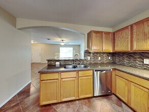 216 Fall Creek Dr in Kyle, TX - Foto de edificio - Building Photo
