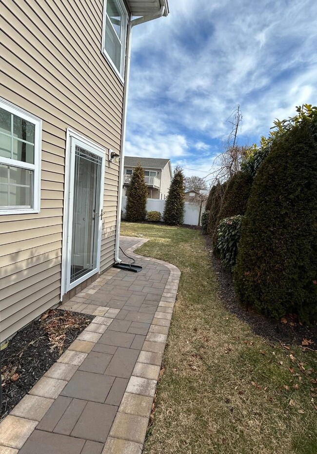 472 S 9th St in Lindenhurst, NY - Building Photo - Building Photo