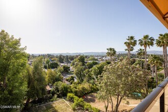 5293 Calatrana Dr in Woodland Hills, CA - Building Photo - Building Photo