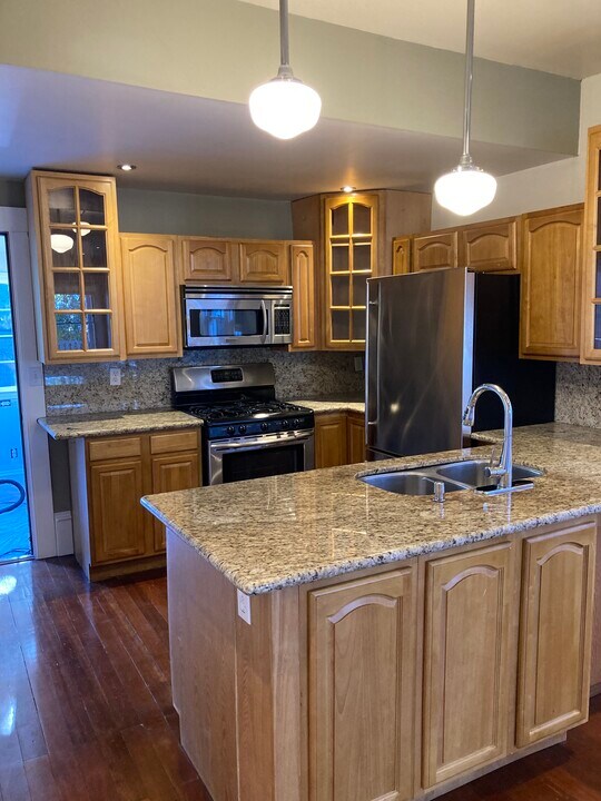 407 Avon St in Oakland, CA - Building Photo