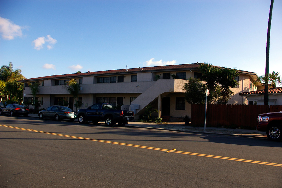 5105-5109 W Point Loma Blvd in San Diego, CA - Foto de edificio