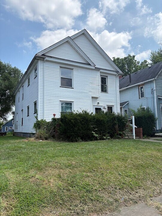 430 Hazlett Ave NW in Canton, OH - Building Photo