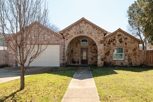 3014 Falls Dr in Dallas, TX - Building Photo
