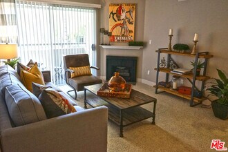 151 E Holly St in Pasadena, CA - Building Photo - Building Photo