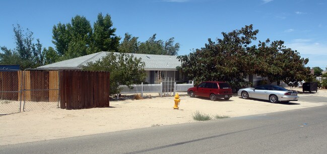 21139 Little Beaver Rd in Apple Valley, CA - Foto de edificio - Building Photo