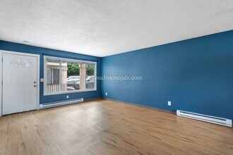 9484 N Alma Ave in Portland, OR - Foto de edificio - Building Photo