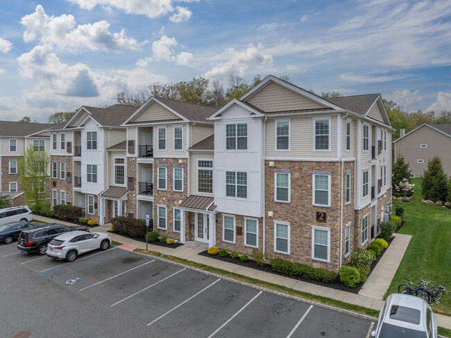 The Reserve at Franklin Lakes-Mews Collection in Franklin Lakes, NJ - Foto de edificio - Building Photo