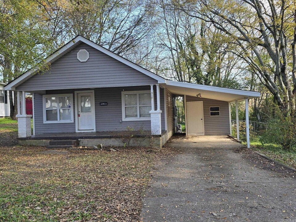 905 Palmer Ave in Benton, AR - Foto de edificio