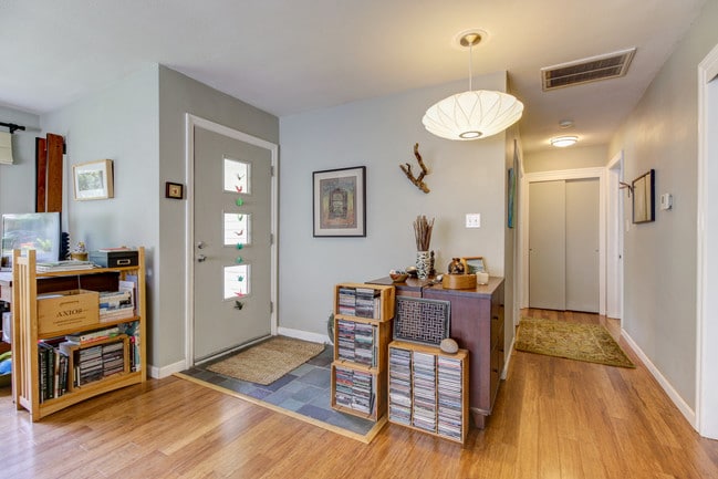 717 Southwest Dr in Champaign, IL - Foto de edificio - Building Photo