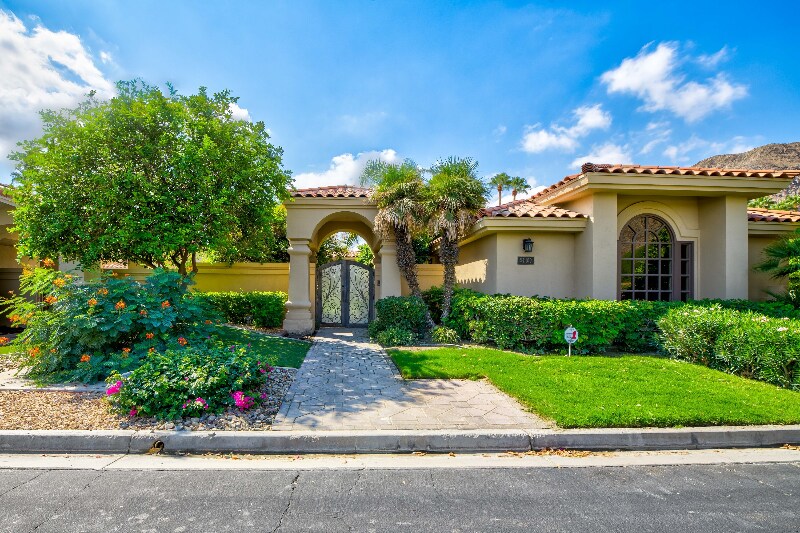 54100 Riviera in La Quinta, CA - Building Photo