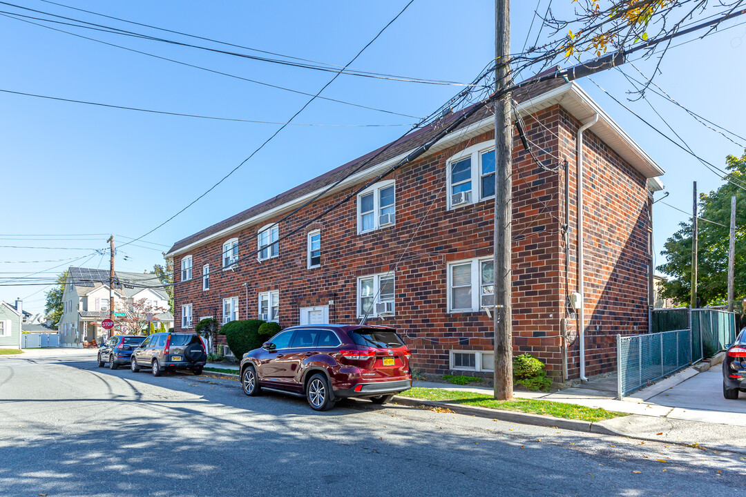 82 Stevens St in Oceanside, NY - Building Photo