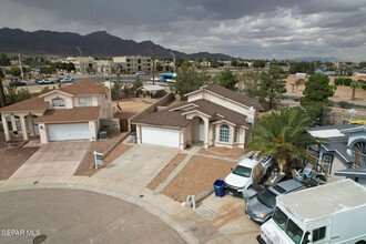 4569 Roberto Acosta in El Paso, TX - Foto de edificio - Building Photo