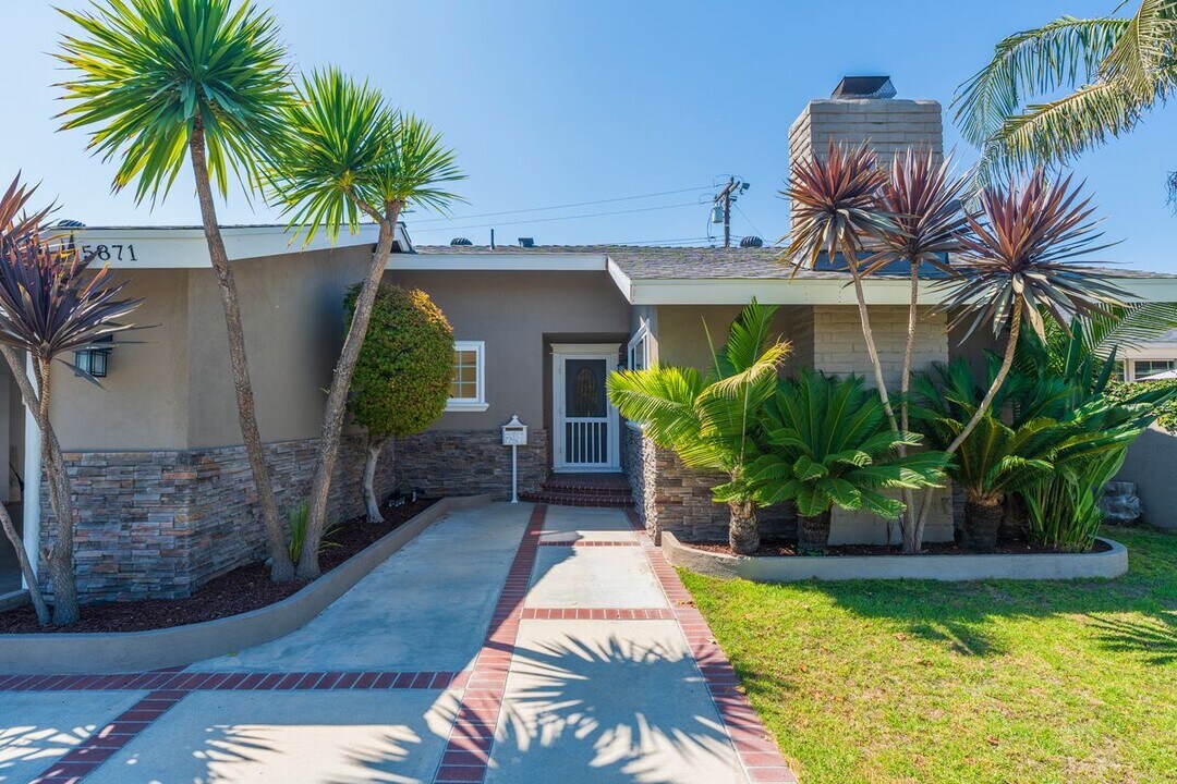 15871 Belfast Ln in Huntington Beach, CA - Building Photo