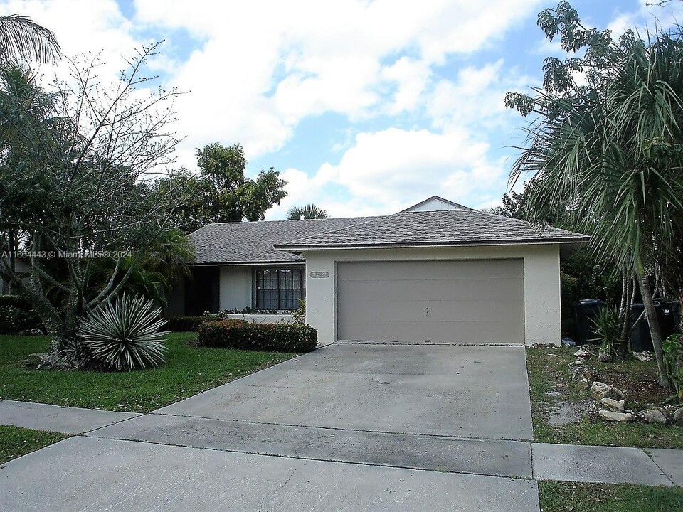 11297 Pine Valley Dr in Wellington, FL - Building Photo