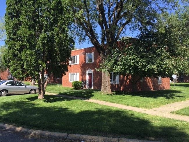 Wright Village Apartments in Fairborn, OH - Foto de edificio - Building Photo