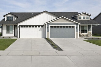 Majestic Villas in Rathdrum, ID - Foto de edificio - Building Photo