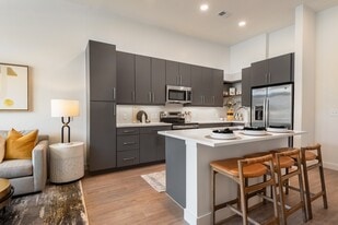 Finley on the Green in Charlotte, NC - Building Photo