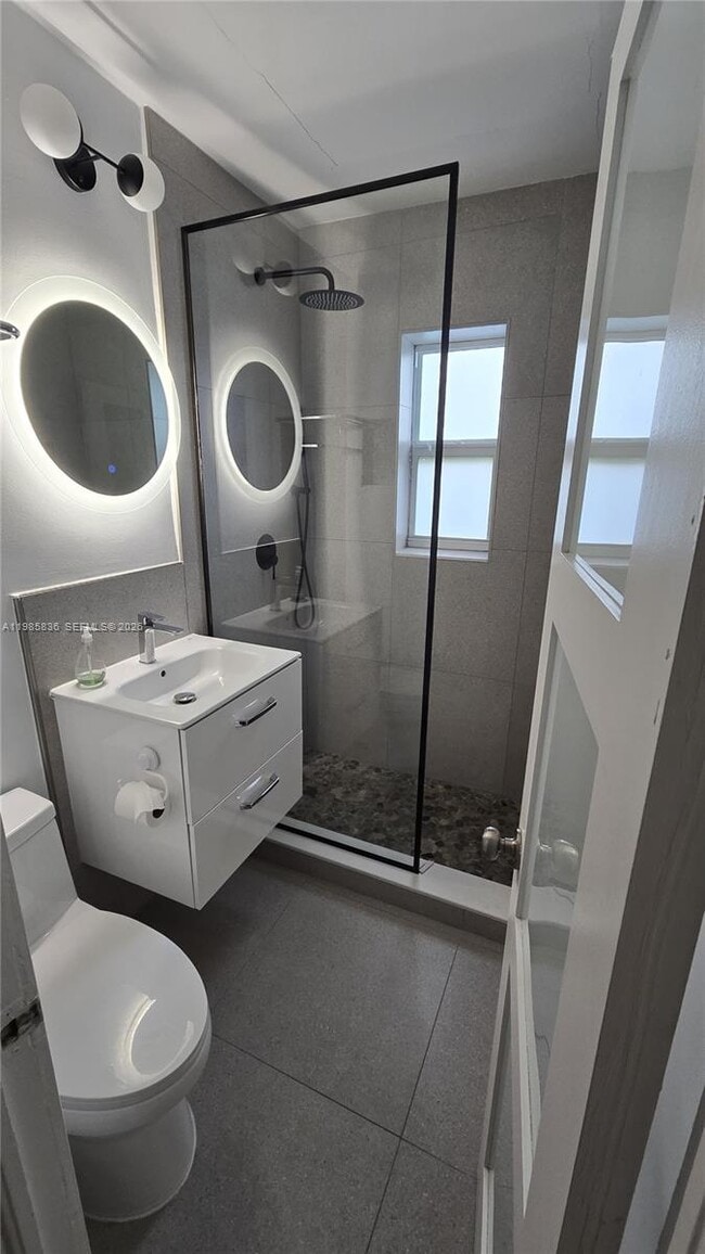 10070 E Bay Harbor Dr in Bay Harbor Islands, FL - Foto de edificio - Building Photo