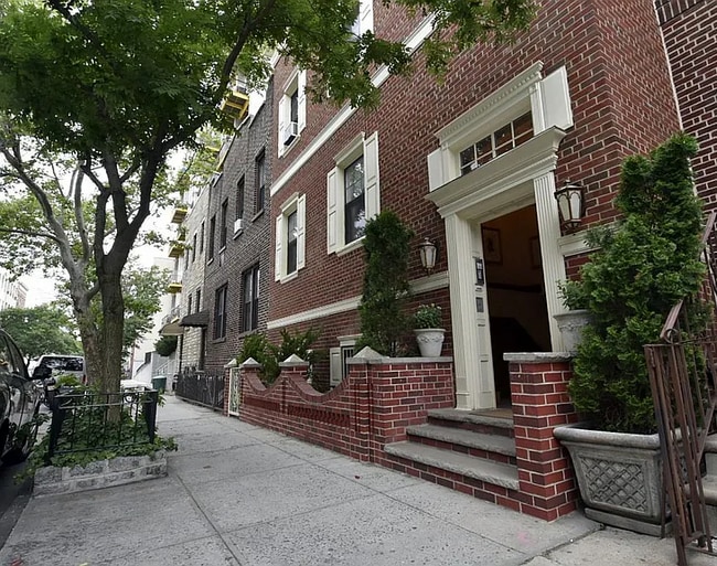 300 Eckford St, Unit #1 in Brooklyn, NY - Foto de edificio - Building Photo