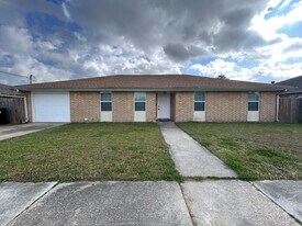 3301 Pecan Dr in Chalmette, LA - Building Photo