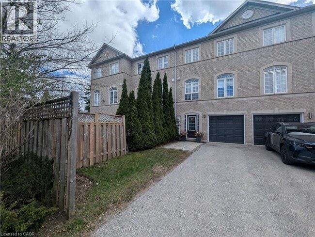 2307 Sutton Dr in Burlington, ON - Building Photo - Building Photo