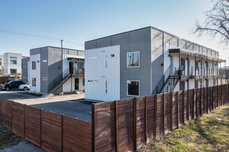 Los Colores Apartments in Dallas, TX - Foto de edificio - Building Photo