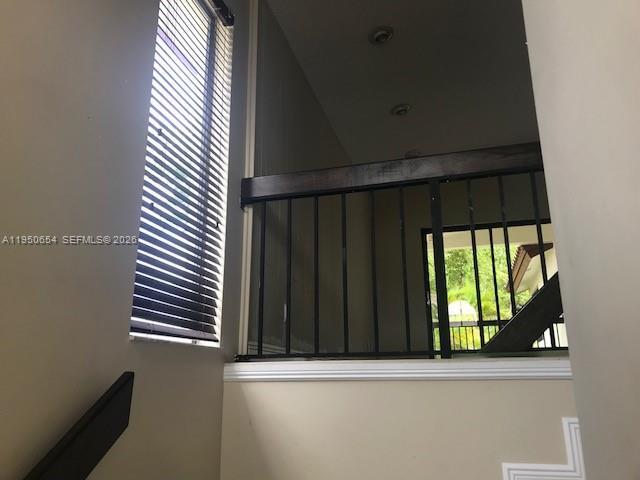 337 Ives Dairy Rd in Miami, FL - Building Photo - Building Photo