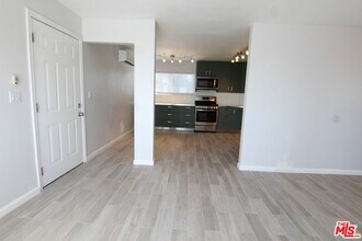 529 W MacArthur Ave in Los Angeles, CA - Building Photo - Building Photo