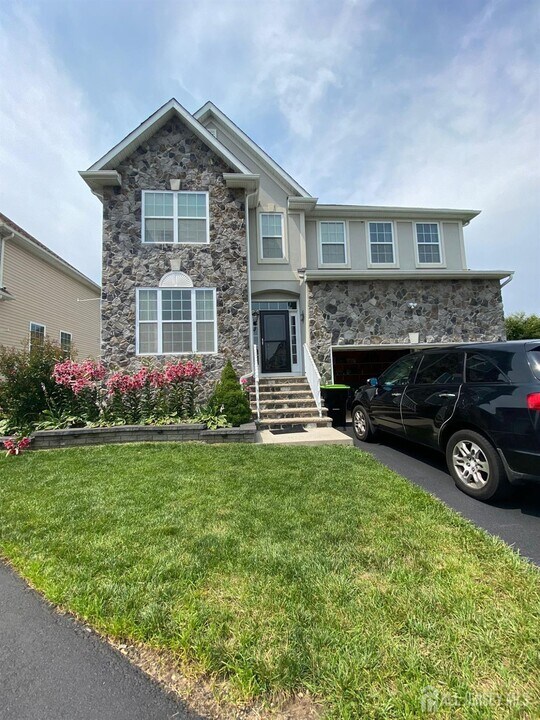 394 Morning Glory Dr in Monroe Township, NJ - Building Photo