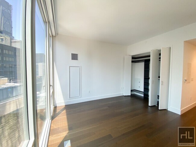 East 44th Street & Third Avenue - Midtown  in New York, NY - Building Photo - Building Photo