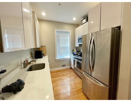 102 Chelsea St in Boston, MA - Building Photo - Building Photo