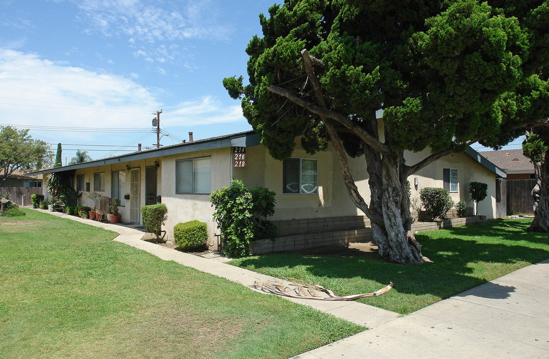 214-218 S Wayfield St in Orange, CA - Building Photo