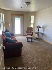 323 Maroon Ct photo'