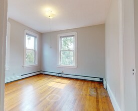 568 Green St, Unit 3 in Cambridge, MA - Foto de edificio - Building Photo