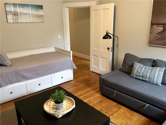 96 Rhode Island Ave in Newport, RI - Building Photo - Building Photo