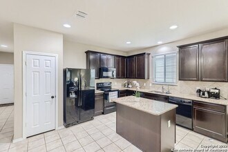 322 Walnut Crest in Selma, TX - Building Photo - Building Photo