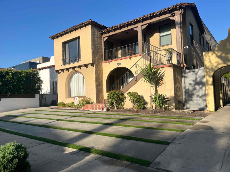132 N Harper Ave in Los Angeles, CA - Building Photo