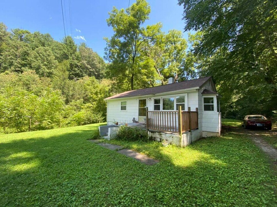 6846 Hofawger Rd in Boones Mill, VA - Building Photo